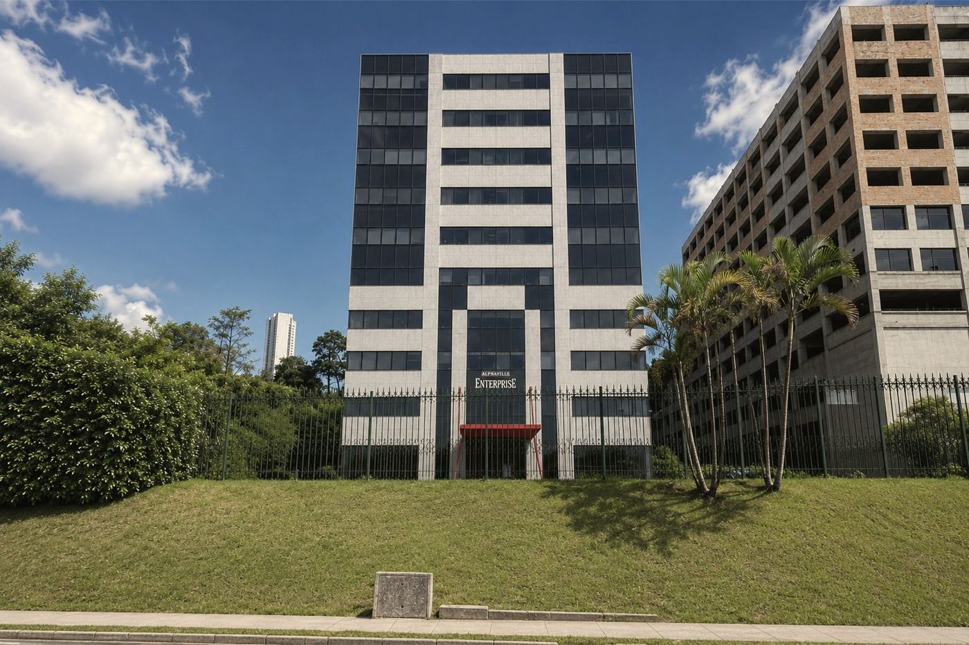 Fachada do edifício Alphaville Enterprise, na Alameda Araguaia, 933, onde funciona a Vitaliano Odontologia, em Alphaville Industrial, Barueri
