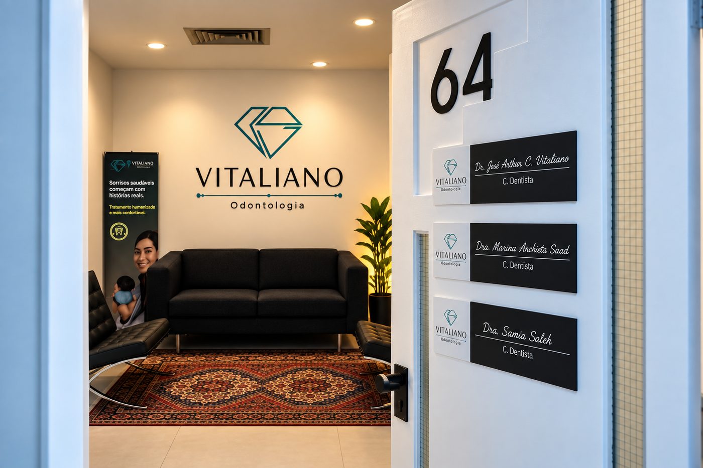Porta da sala 64 aberta para a recepção da Vitaliano Odontologia, com as placas do Dr. José Arthur C. Vitaliano, da Dra. Marina Anchieta Saad e da Dra. Samia Saleh, na Alameda Araguaia, 933, em Alphaville Industrial, Barueri